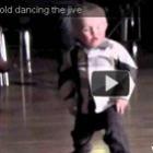 garotinho_de_2_anos_arrepiando_no_jive_elvis_presley