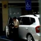 humoristas_peruanos_flagram_pessoas_normais_em_vagas_para_deficientes