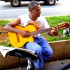 Artista de rua toca música clássica na Avenida Paulista