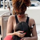 Rihanna beija outra mulher em iate na Itália