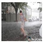 ashton_kutcher_se_diverte_&ldquo;surfando&rdquo;_em_enchente_de_sao_paulo_