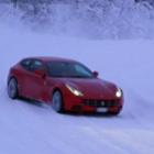 Uma Ferrari voando em uma pista de neve