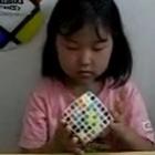 menina_de_6_anos_revolve_um_cubo_magico_7x7x7