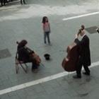 Flashmob divertido coloca a música clássica no meio da rua