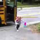Motorista de ônibus escolar dirige como maluco assustando as crianças.