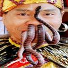 chines_se_apresenta_pondo_cobras_no_nariz_e_tirando_pela_boca