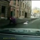 camera_instalada_em_carro_flagra_atropelamento_incrivel