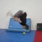jovem_pratica_ginastica_olimpica_com_uma_perna_so