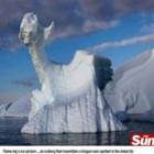 _iceberg_em_formato_de_dragao_chama_a_atencao_de_turistas_antartica