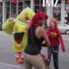 [video]_bob_esponja_se_irrita_e_briga_com_duas_mulheres_em_hollywood