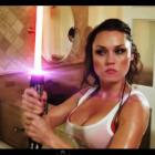 Luta sensual de guerreiras Jedis com sabre de luz