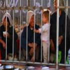 China coloca mendigos em jaulas para que não fiquem andando pelas ruas