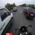 Britânico filma a si mesmo a 240km/h numa moto, posta no youtube e é penalizado