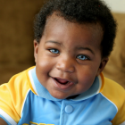 Bebê afro-americano nasce com lindos olhos azuis