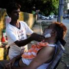 barbeador_delivery_indiano_mantem_barbearia_em_calcada