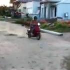 Você pode até apavorar com sua moto, mas nunca fará um salto igual este!!!