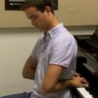 jovem_consegue_tocar_piano_de_costas