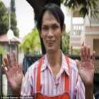 Tailandês coloca suas mãos no óleo fervendo sem queima