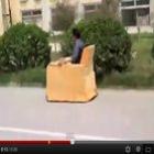 homem_e_flagrado_dirigindo_um_sofa_na_china