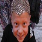 artista_britanico_cobre_careca_de_menino_de_12_anos_com_tachinhas