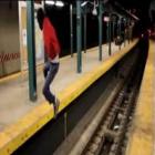 'Loucos' se divertem saltando de uma plataforma do metrô a outra 