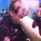 mergulhador_leva_mordida_no_labio_ao_beijar_tubaraoenfermeiro