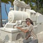 Artista cria réplica de trem feita com areia