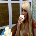 bizarro_mulher_sente_apetite_incontrolavel_por_esponjas_