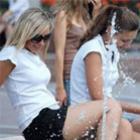 Garotas na fonte da praça (25 fotos)