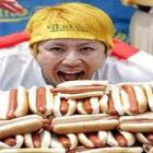 Japonês devora 110 cachorros-quentes em 10 minutos e bate recorde