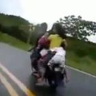 Criança é segurada pela cabeça em moto