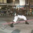 lembra_da_danca_da_cordinha_homem_passa_por_baixo_dela_na_altura_de_uma_garrafa