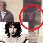 seria_o_fantasma_de_jim_morrinson_em_seu_tumulo_perturbador