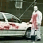 apenas_um_sujeito_lavando_o_seu_carro_tranquilamente