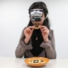 Óculos japonês que faz com que a comida pareça maior ajuda a perder peso .