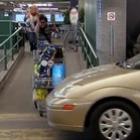 pegadinha_da_vitima_que_deixa_o_carrinho_de_supermercado_cair