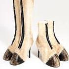 uma_empresa_cria_sapatos_que_imitam_pernas_e_cascos_de_egua