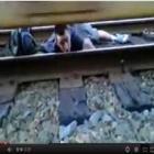 Jovem arrisca a vida deitando sobre trilhos durante passagem de trem