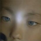 garoto_chines_nasce_com_olhos_capazes_de_ver_no_escuro