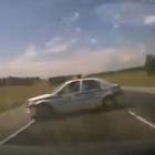 Motorista tenta fazer ultrapassagem, mas atinge viatura da polícia em cheio!