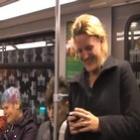 risada_contagia_todo_mundo_no_metro