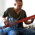 tocando_baixo_feito_com_garrafao_de_agua