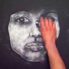 artista_desenha_o_rosto_de_angelina_jolie_somente_com_sal