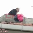 video_incrivel_de_pai_tentando_jogar_filha_de_6_anos_do_telhado