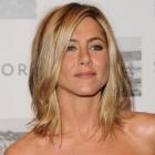 jennifer_aniston_testa_vibrador_para_os_seios_em_programa_de_tv
