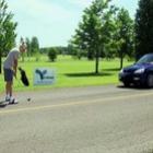 Pegadinha da moça que para o trânsito para tentar jogar golf no meio da rua