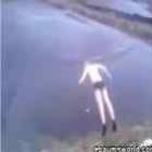 Homem mergulha no asfalto molhado e se dá mal.