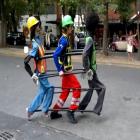 _um_artista_de_rua_e_seus_bonecos_dancando_michael_jackson_
