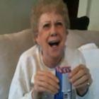 Vovó de 82 anos experimenta bala que explode na boca pela primeira vez