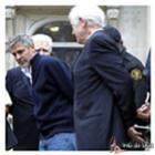 george_clooney_e_preso_junto_com_o_pai_em_frente_a_embaixada_do_sudao_em_washin